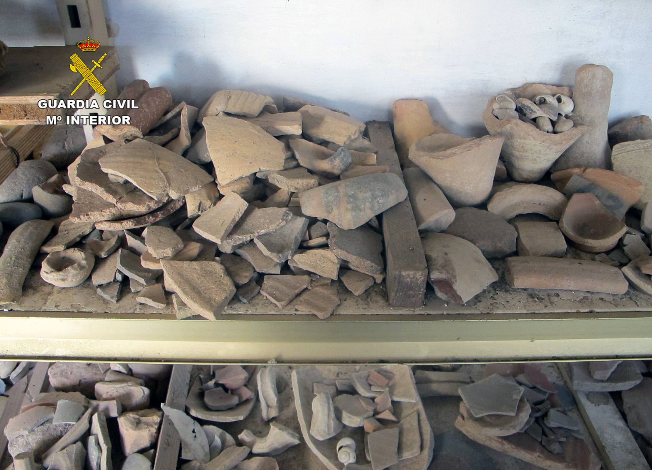 En la investigación se han localizado grandes cantidades de fragmentos de recipientes de vidrio y miles de fragmentos cerámicos. Imagen: Seprona