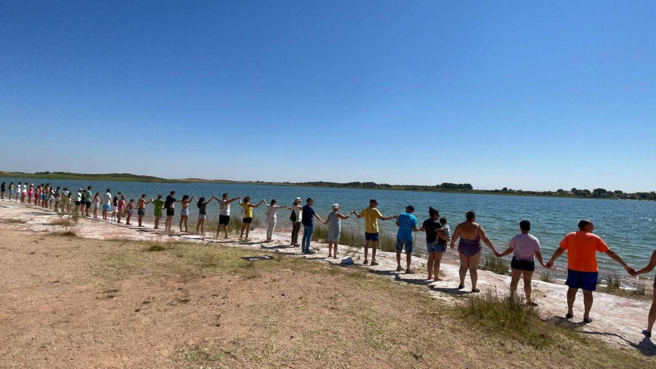 Cientos de personas se han situado alrededor de los 70 kilómetros de orilla del Mar Menor. Foto: Abrazo al Agua