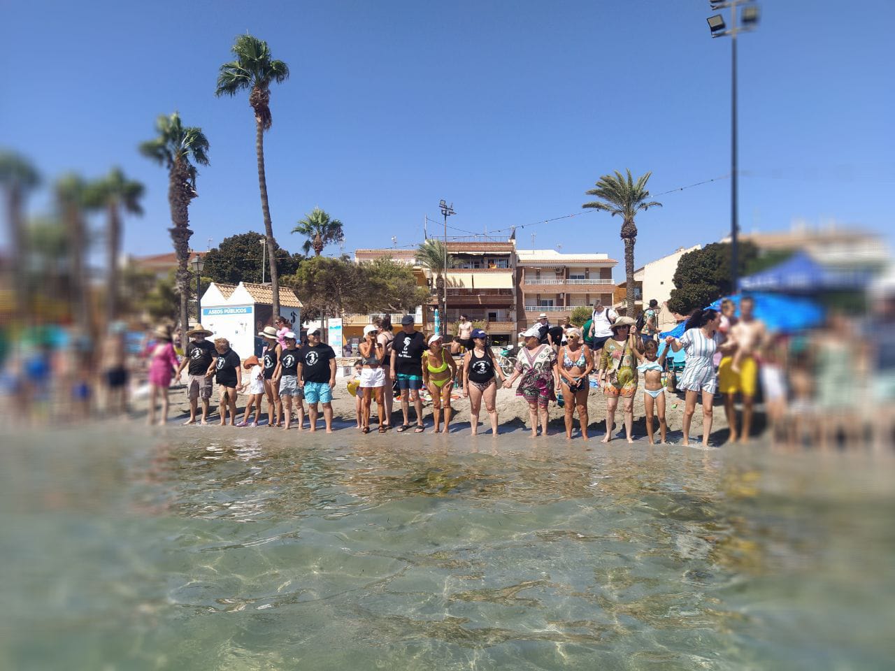 La inciativa ha reunido a personas de todas las edades. Foto: Abrazo al Agua