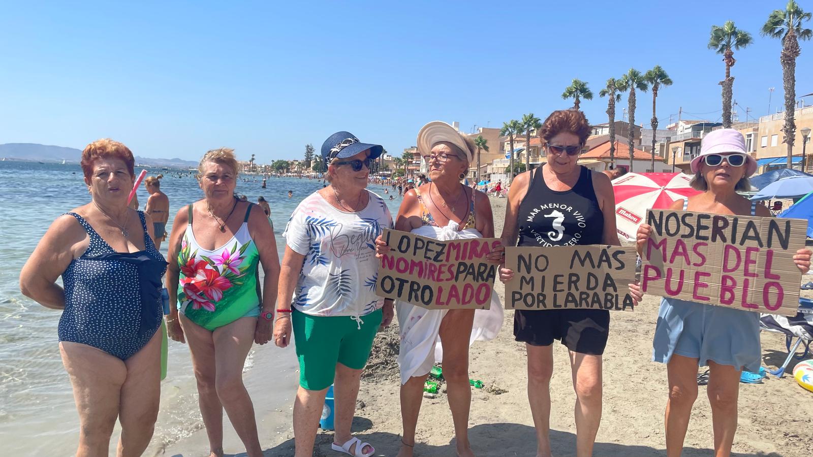 Algunos participantes portaban sus pancartas. Foto: Abrazo al Agua