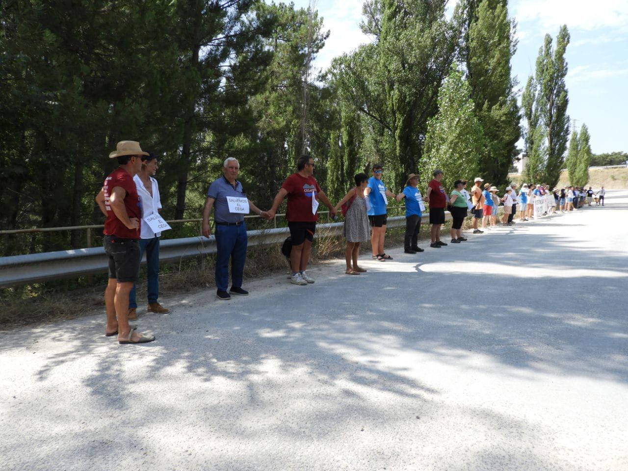 Participantes en el río Cega, en Valladolid. Foto: Abrazo al Agua