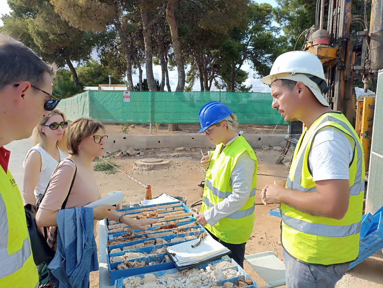 La comisionada del Ciclo del Agua y Restauración de Ecosistemas del Miteco, Francisca Baraza, ha visitado uno de estos piezómetros. Fot: Miteco