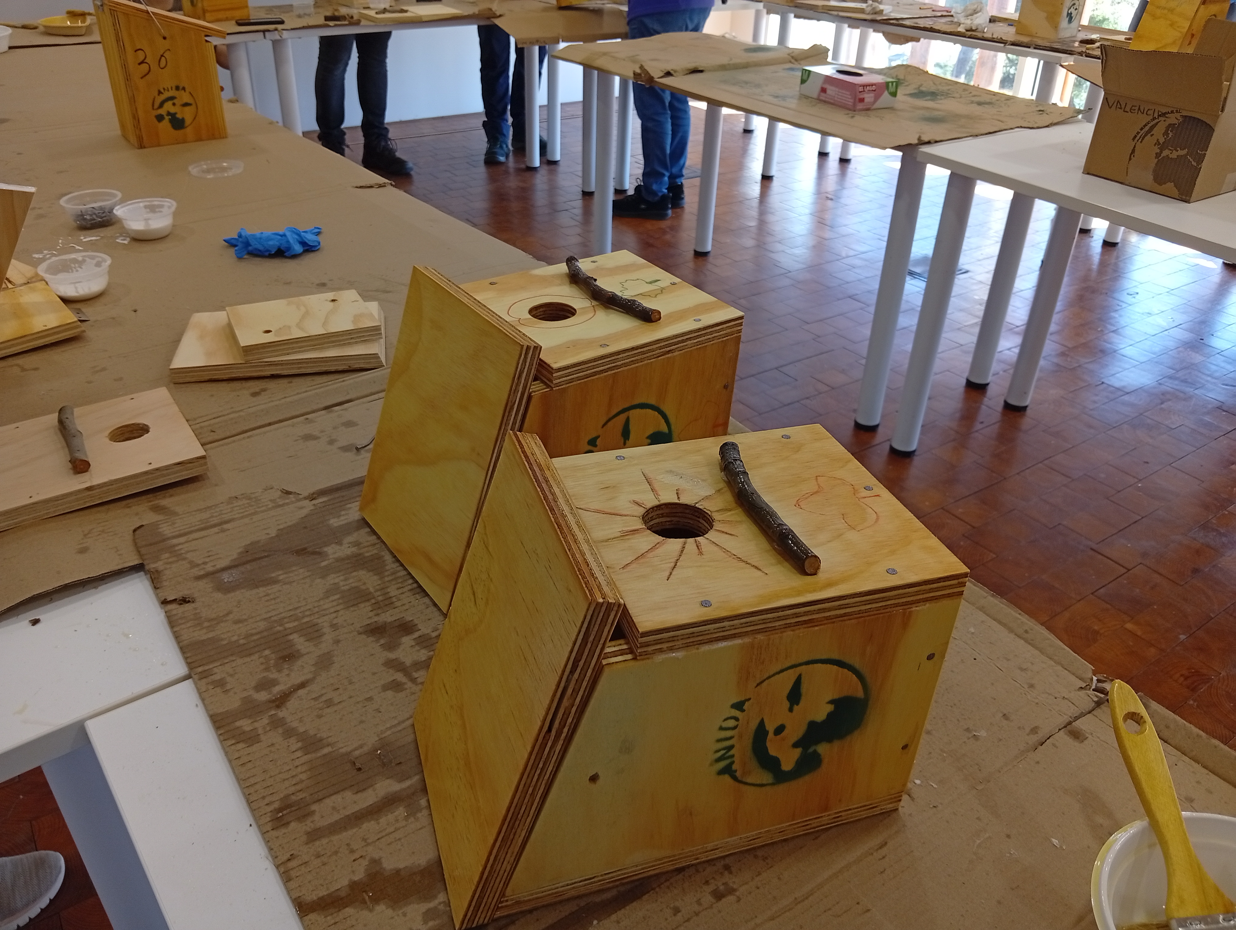 Aplicando el barniz. Foto: ANIDA Yecla