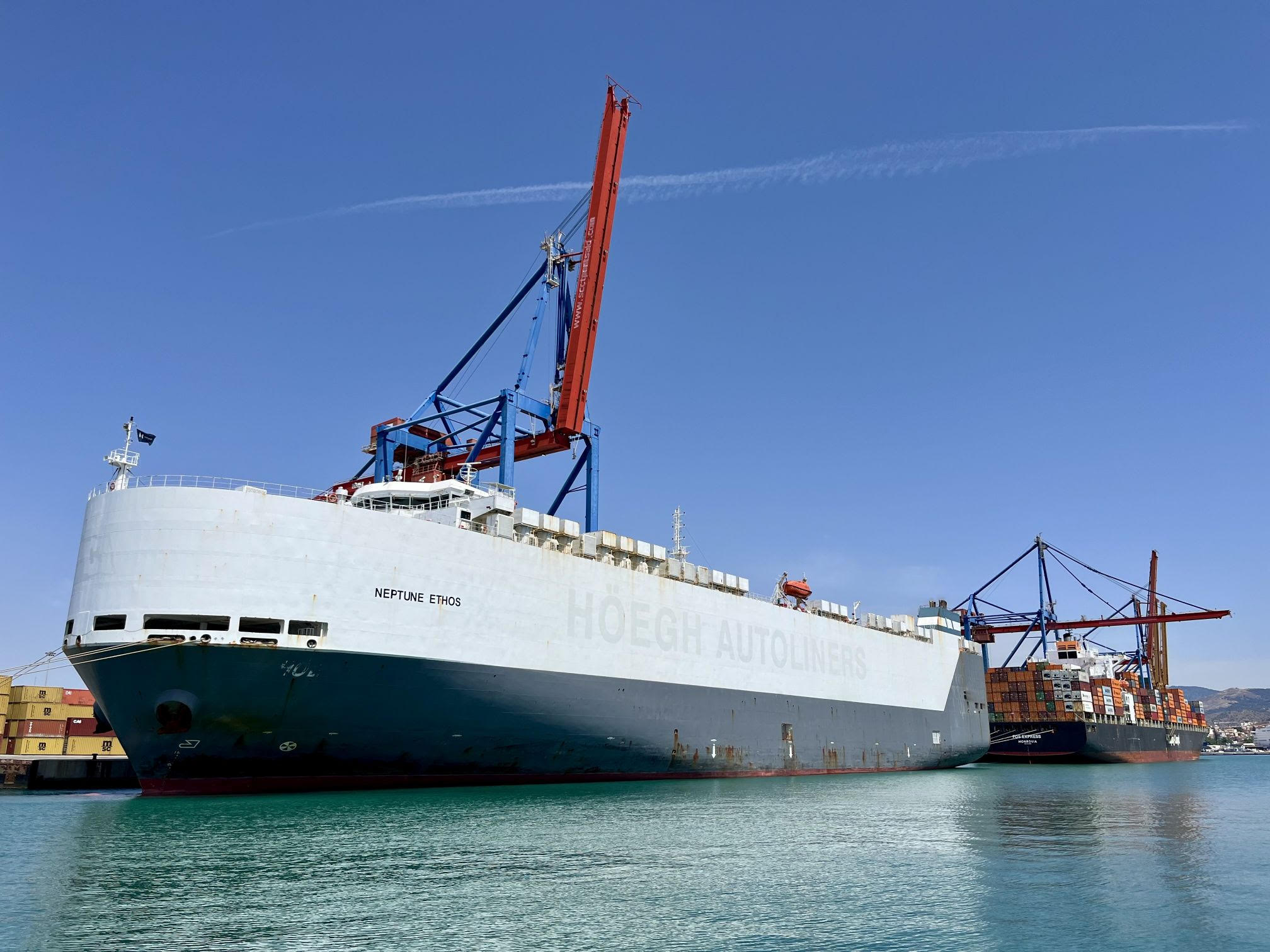 Buques comerciales, como ejemplo de tráfico marítimo, considerada la principal vía de introducción de especies alóctonas e invasoras en aguas marinas europeas. Foto: Lydia Png / Centro Oceanográfico de Baleares (IEO-CSIC)