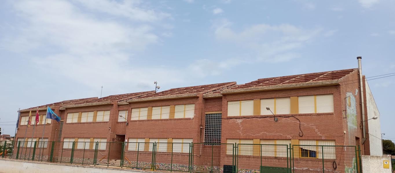 Obras en las cubiertas del CEIP Virgen del Loreto, lugar de nidificación de vencejos. Foto: Ecologistas en Acción