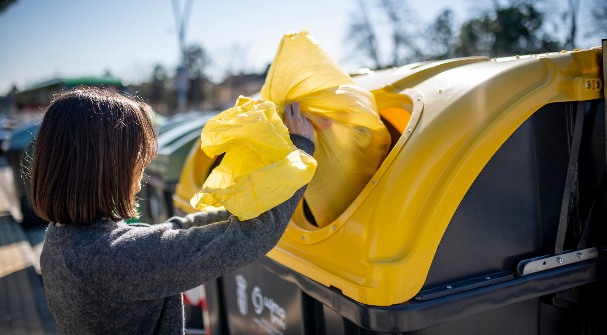 Una ciudadana echa al contenedor algunos residuos reciclables. Foto: CARM