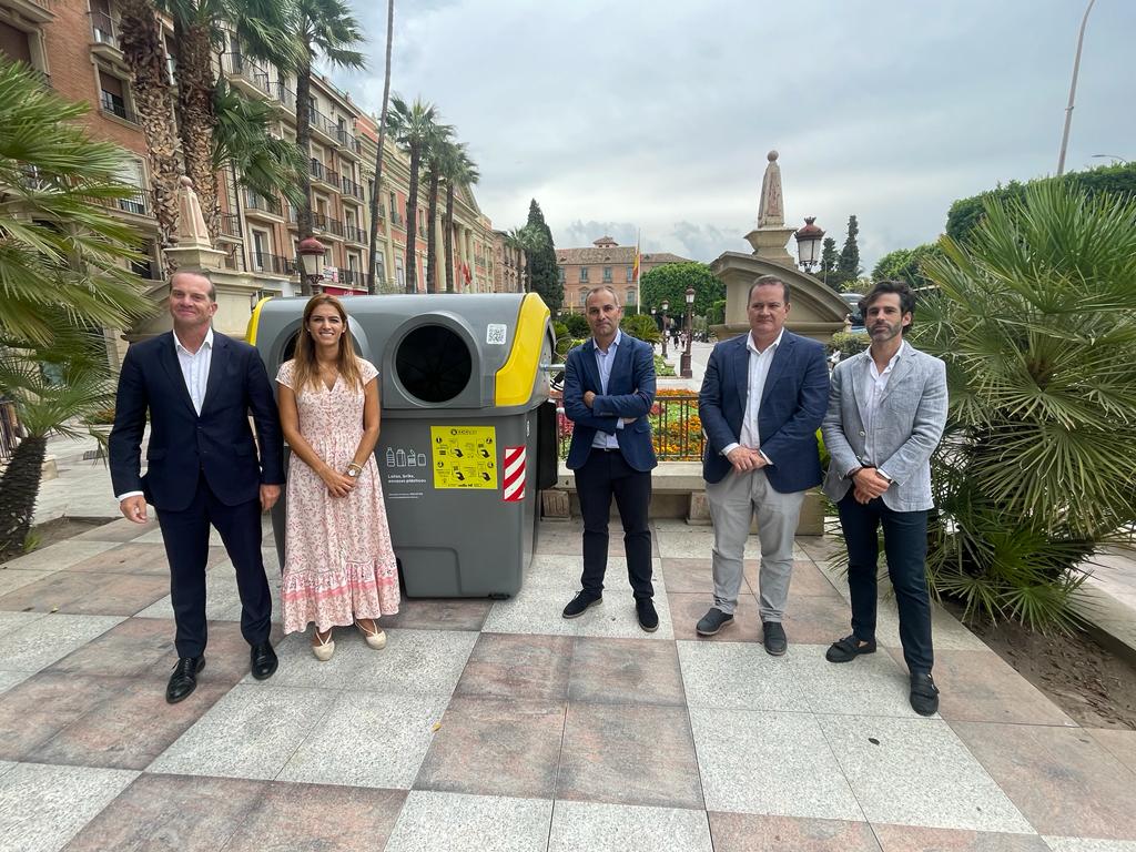 El municipio cuenta con 1.468 contenedores amarillos, a los que se les ha incorporado tecnología para el intercambio de puntos. Foto: Ayto. de Murcia