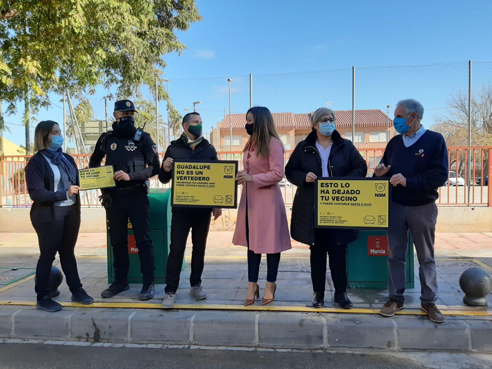 La concejala Rebeca Pérez (c), con las Brigadas Cívidas, presentando las nuevas medidas de la campaña de concienciación. Imagen: Ayto. Murcia
