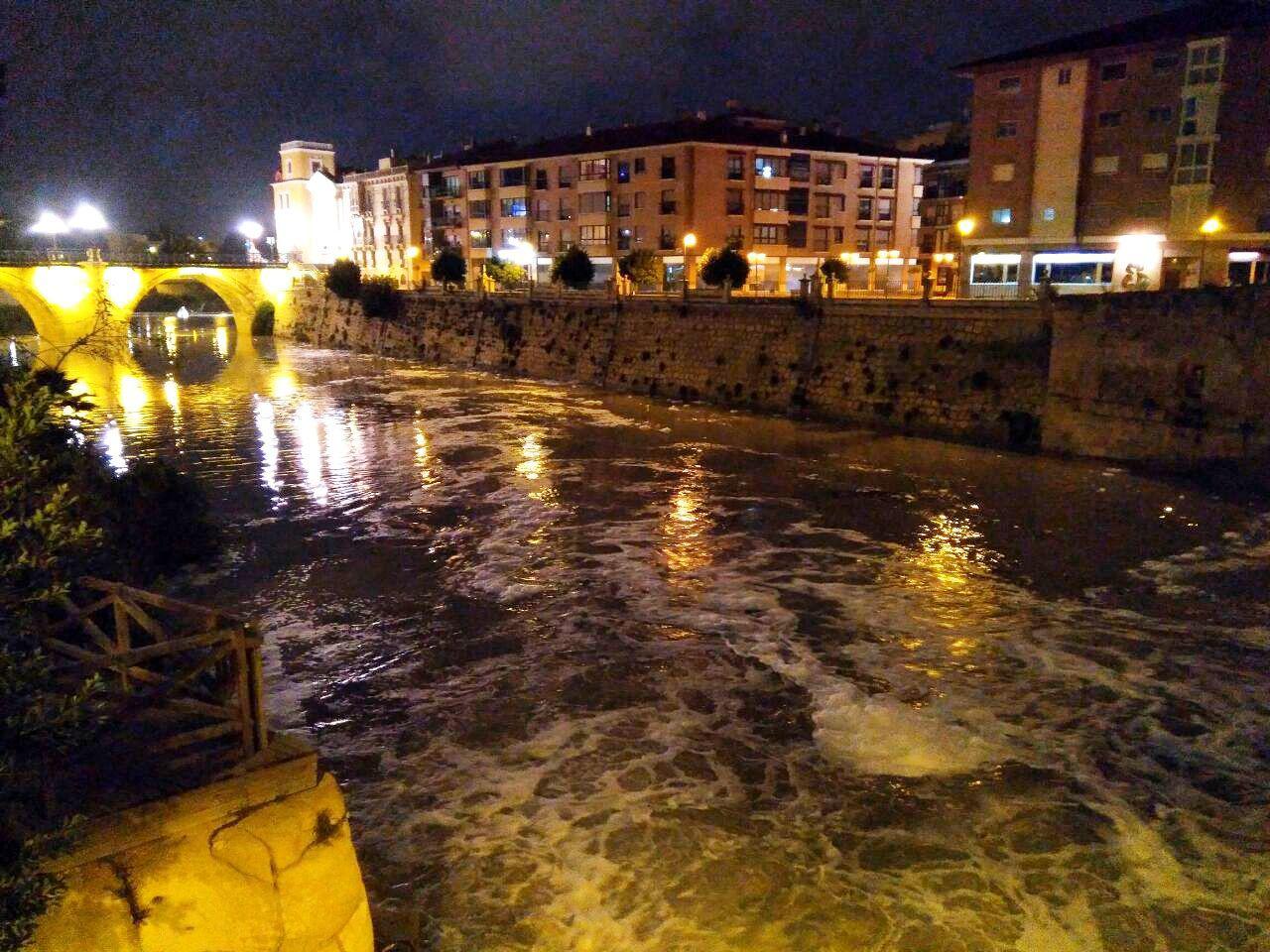 Espuma en el río Segura la noche del domingo 28 de enero. Imagen: Huermur