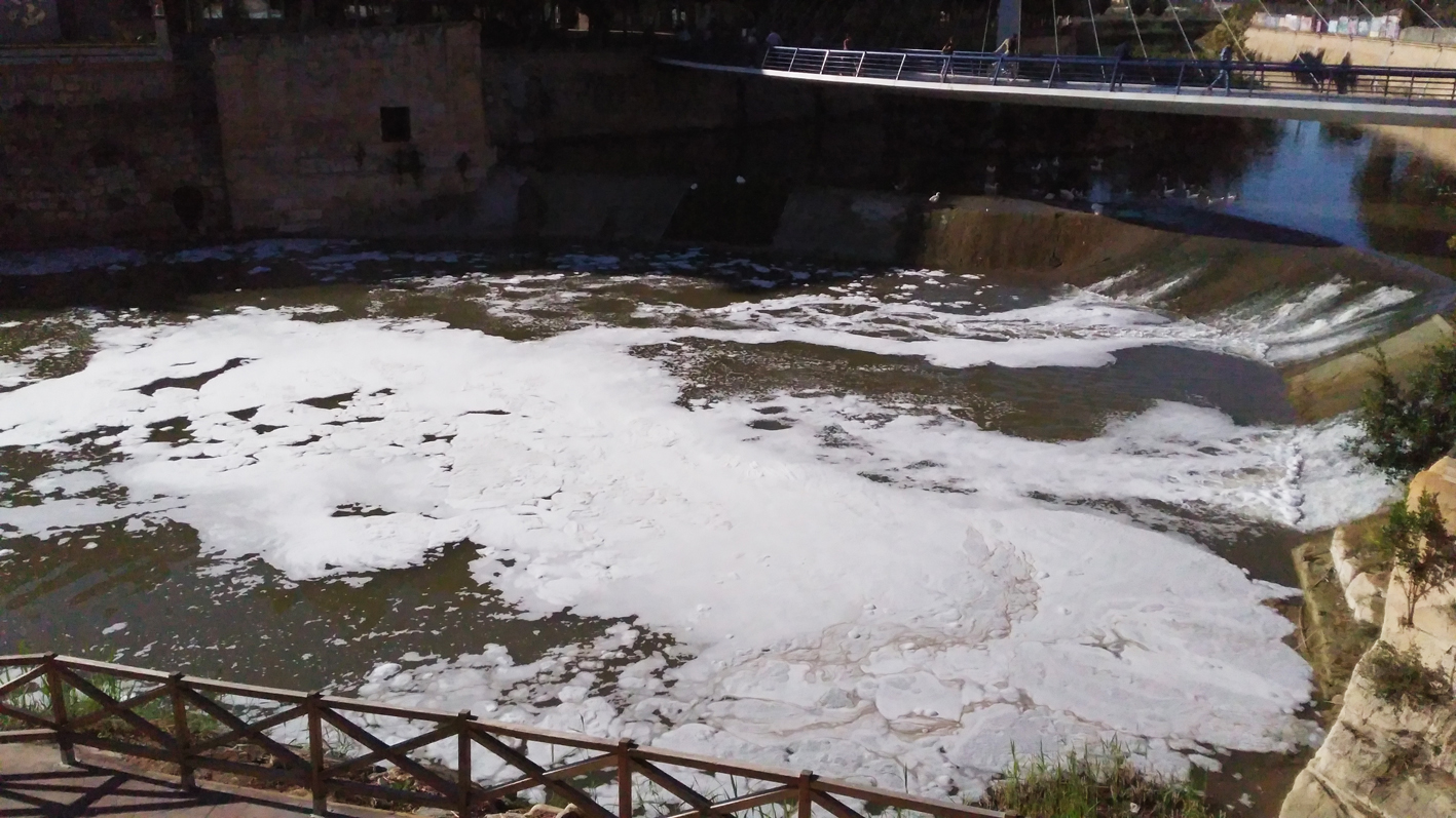 Espuma en el cauce del río, también esta mañana. Imagen: Huermur