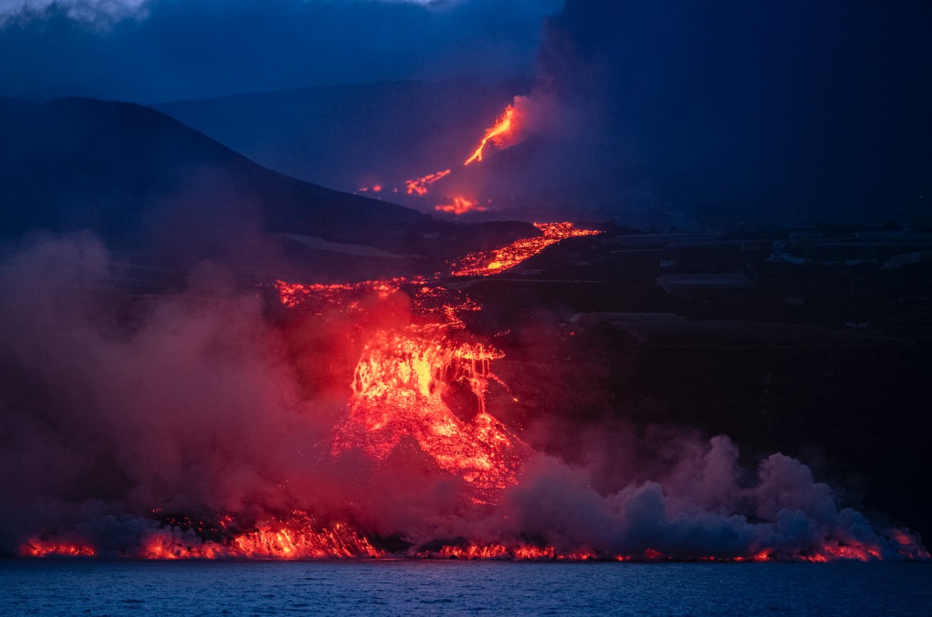 Llegada de la primera colada de lava al mar (La Palma). Comienzo de la generación del primer delta de lava. Foto: Arturo Rodríguez / IEO-CSIC