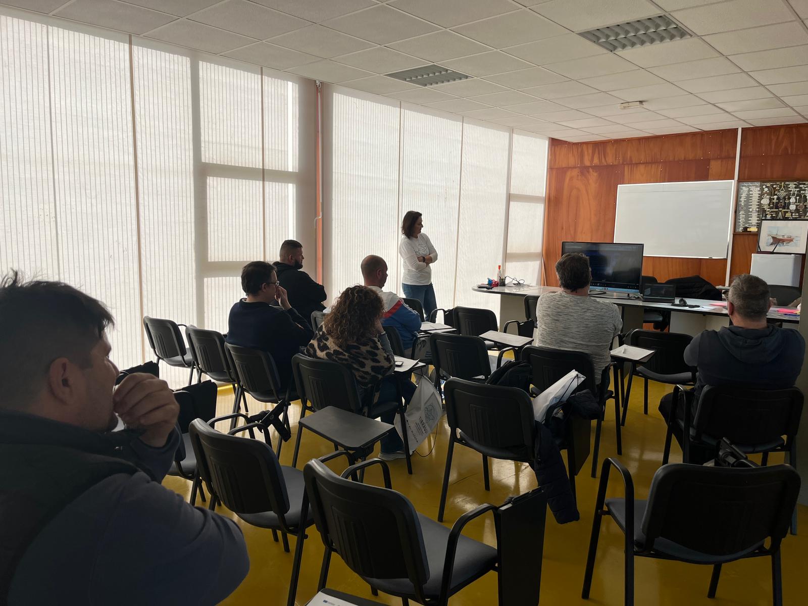 Un grupo de pescadores de Águilas atiende al taller sobre tiburones y rayas. Foto: Proyecto Tirraqui