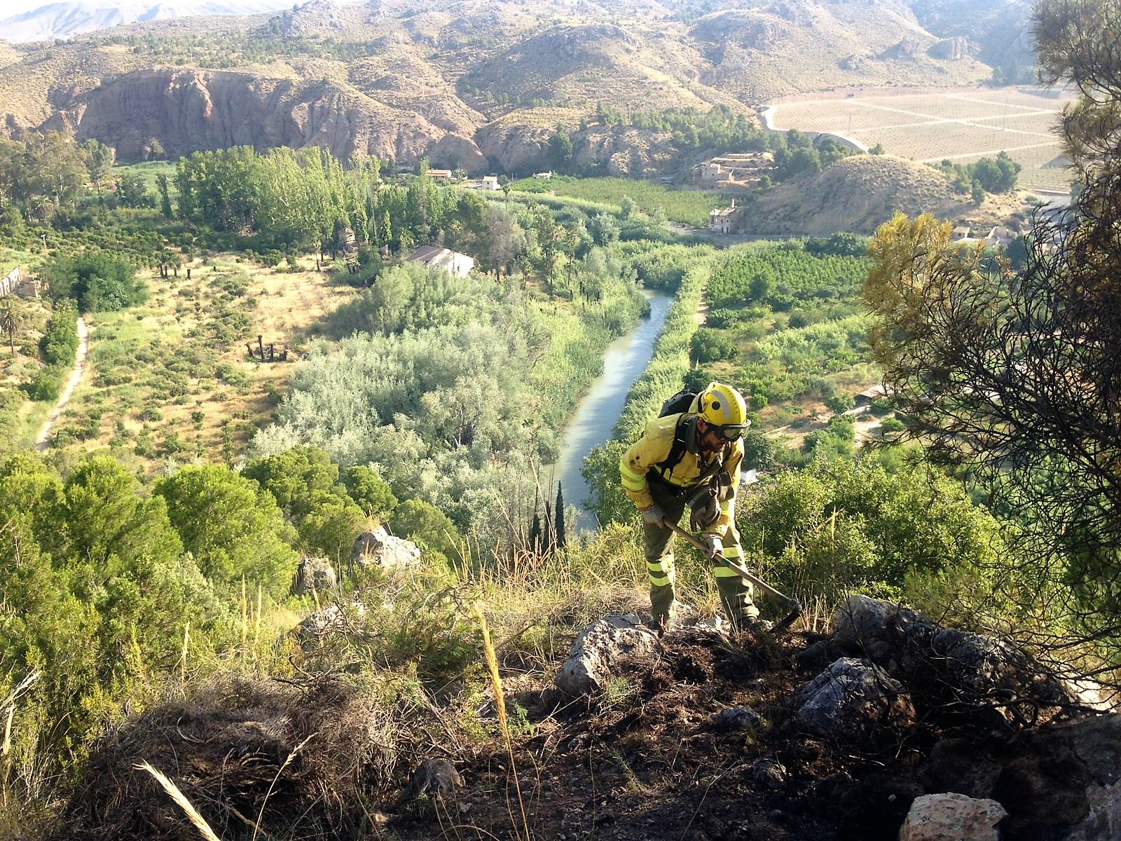 Un momento de los trabajos de extinción del incendio de anoche en El Menjú (Cieza). Imagen facilitada por la Dirección General del Medio Natural /112