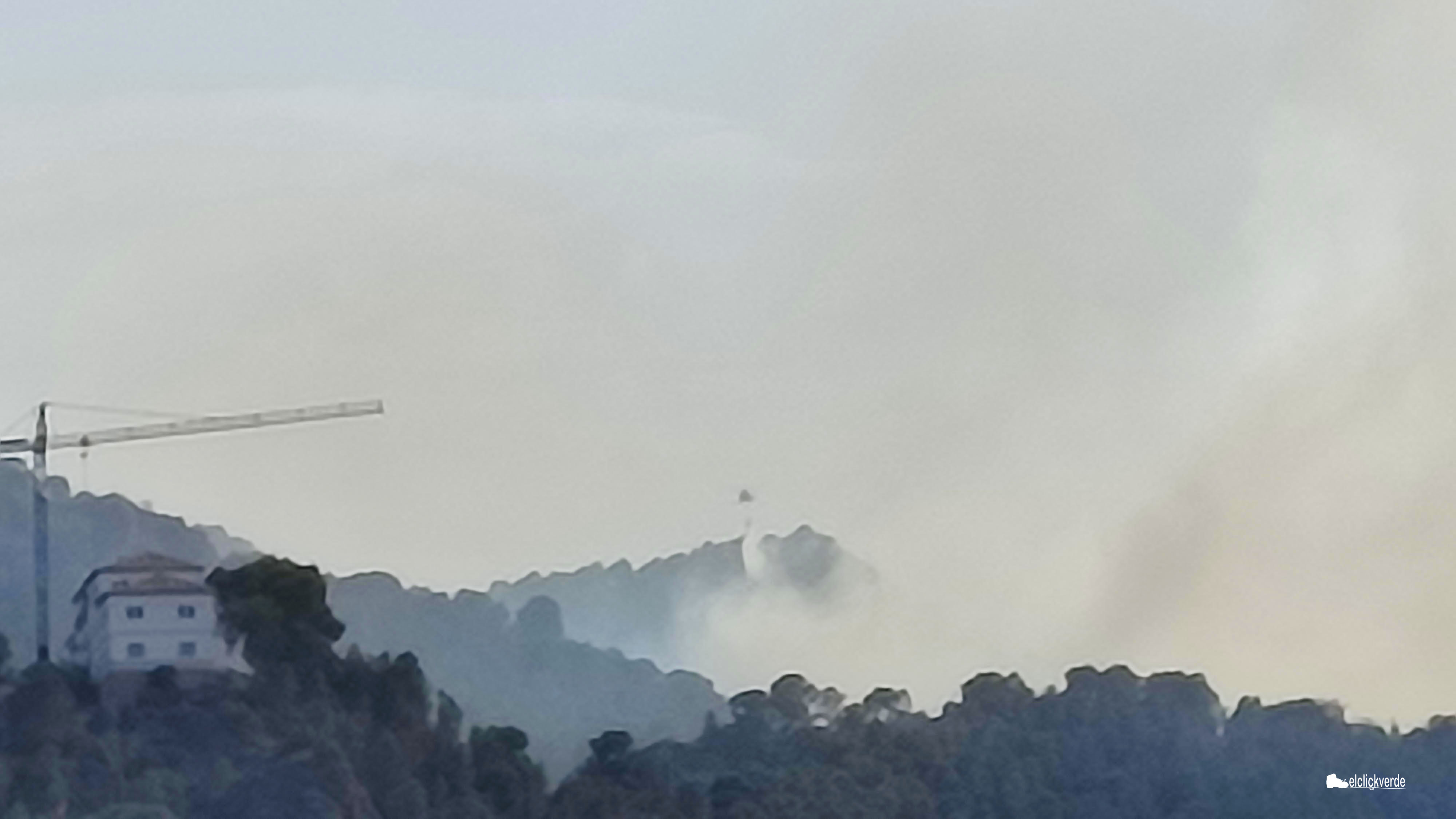 Un helicóptero descarga sobre el incendio agua recogida en las cercanías