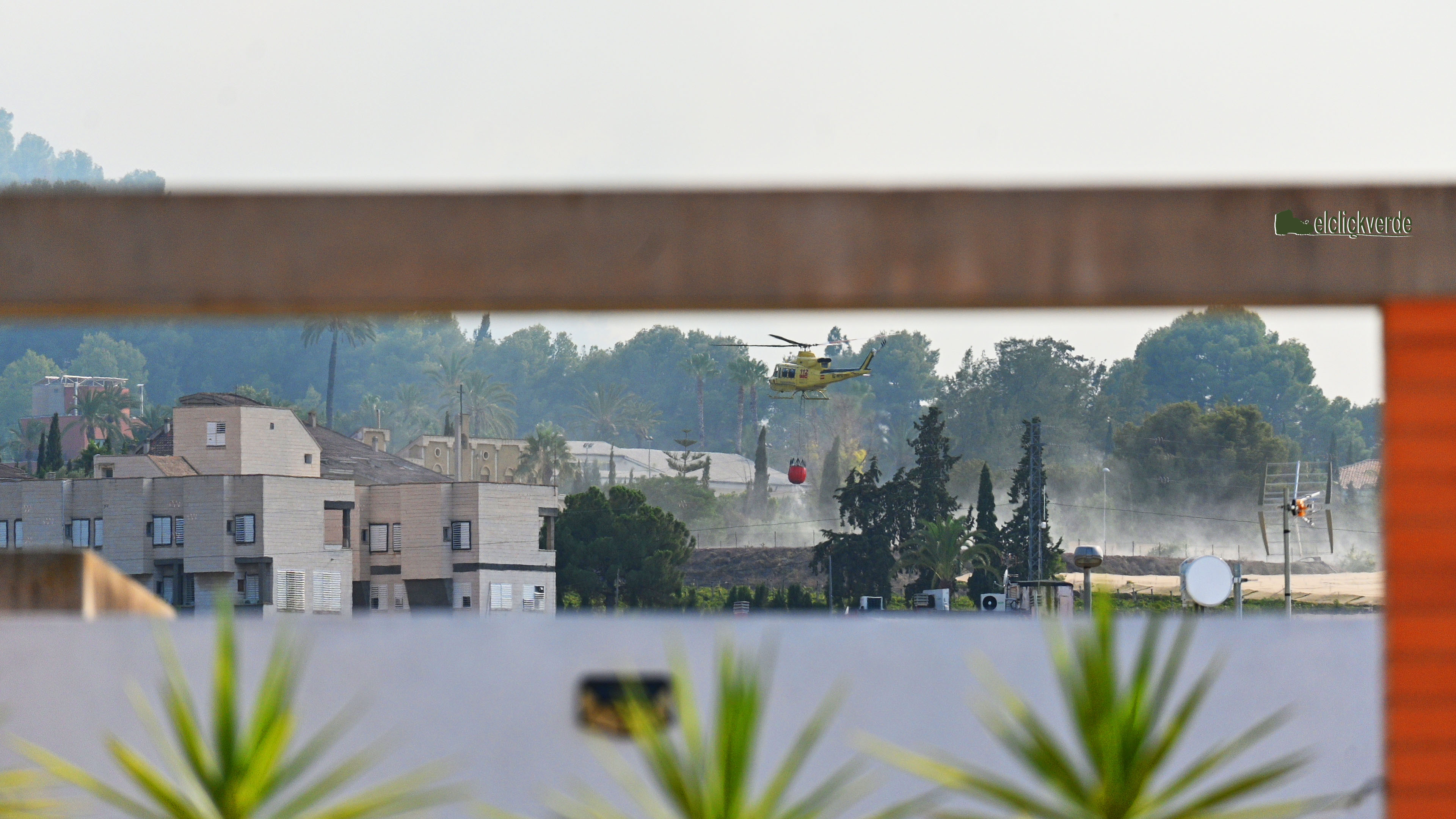 Uno de los helicópteros, cargando agua en unas instalaciones cercanas