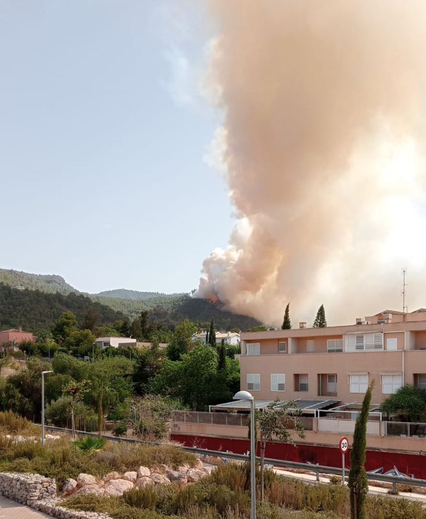 Imagen del incendio facilitada al 1-1-2 por un vecino. Foto: 1-1-2