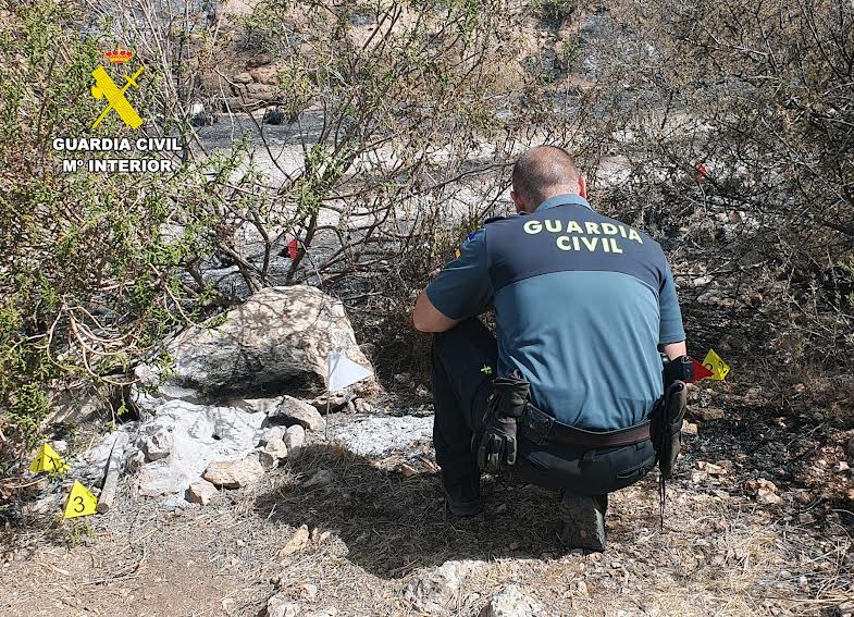 El análisis de las evidencias físicas, la geometría del incendio y el comportamiento del fuego permitió determinar técnicamente su punto de inicio. Foto: GC de la Región de Murcia