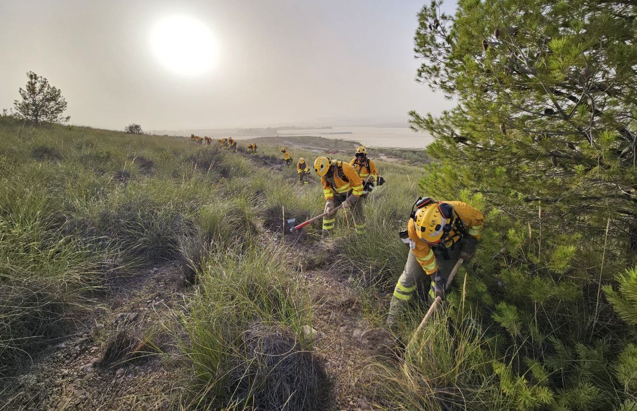 La Brigada está formada por 20 bomberos forestales que diariamente conforman un equipo de 12 junto a un capataz-coordinador. Foto: CARM