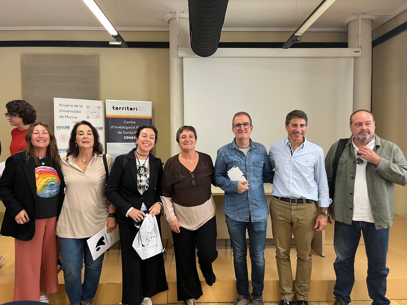 Parte del equipo organizativo y ponentes  del encuentro entre entre investigadores y profesionales de la comunicación en torno a tiburones, rayas y torpedos. Foto: Centro Oceanográfico de Murcia