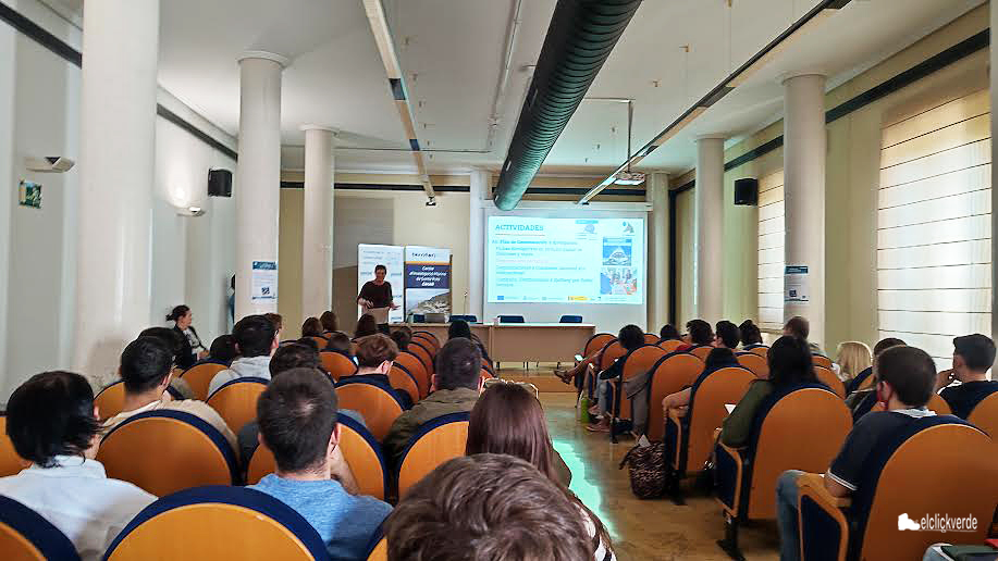 Francisca Giménez, catedrática de Ciencias del Mar en la Universidad de Alicante, expuso los avances del Proyecto e-Lasmobranc