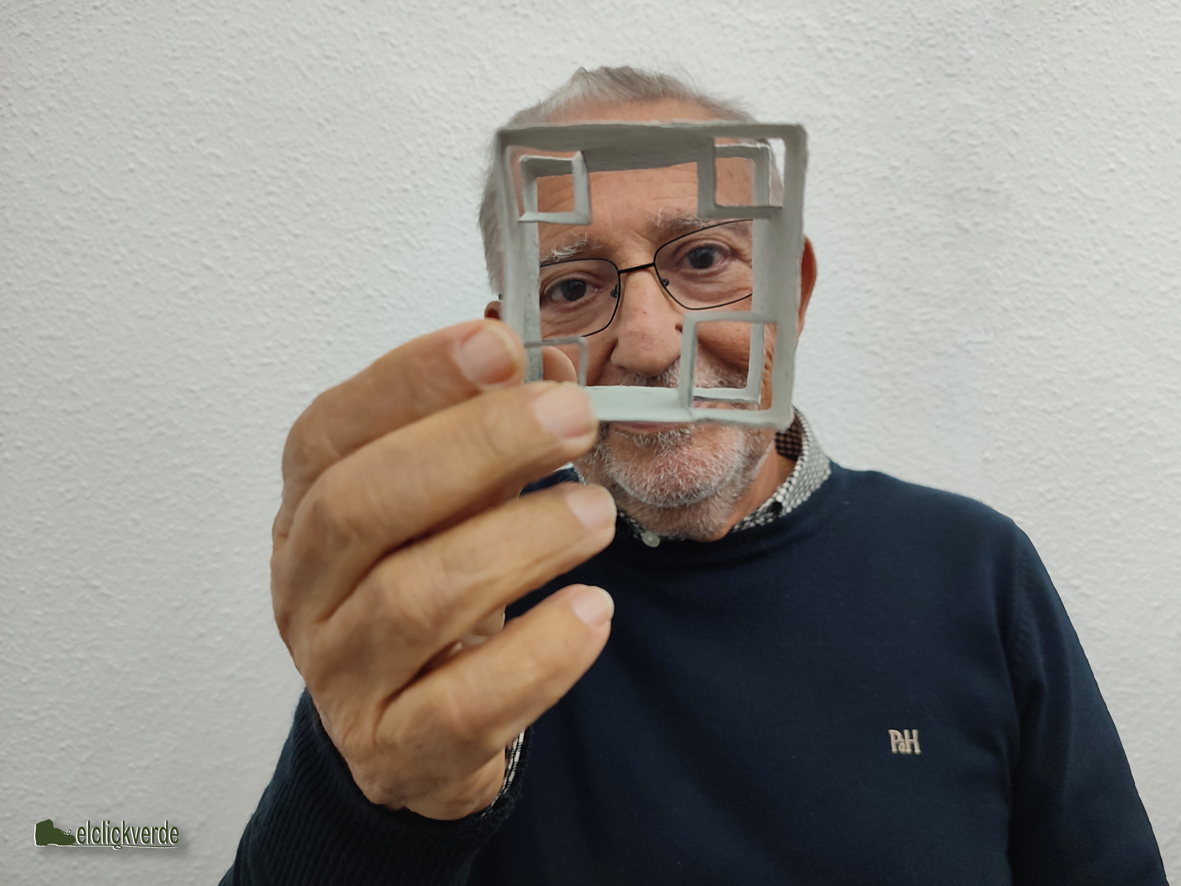 José Miguel Roca, sosteniendo uno de los pequeños cubos de papel reciclado 