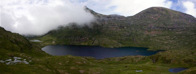 Los investigadores recogieron muestras de más de 220 lagos de montaña. Imagen: CSIC