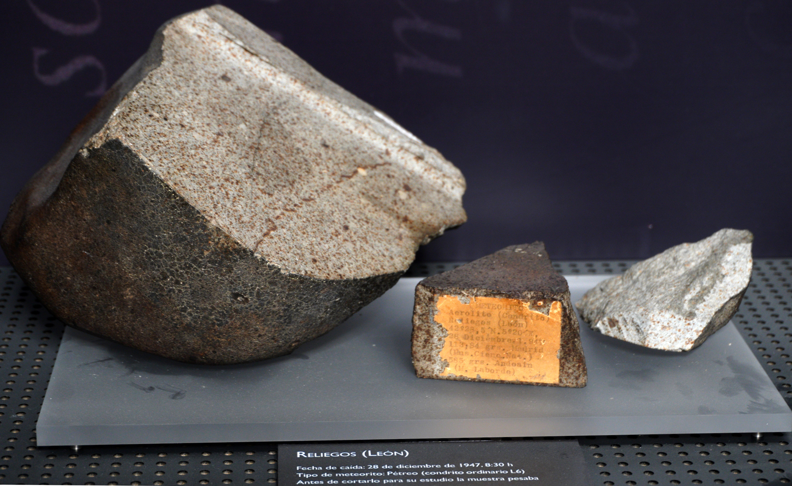 Los tres fragmentos del meteorito expuestos en el museo. Imagen: MNCN