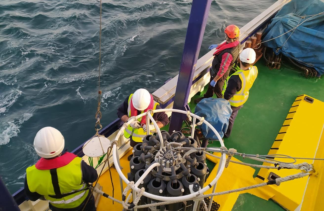 Científicos y tripulación colaboran en el muestreo del agua con la roseta oceanográfica. Imagen: IEO