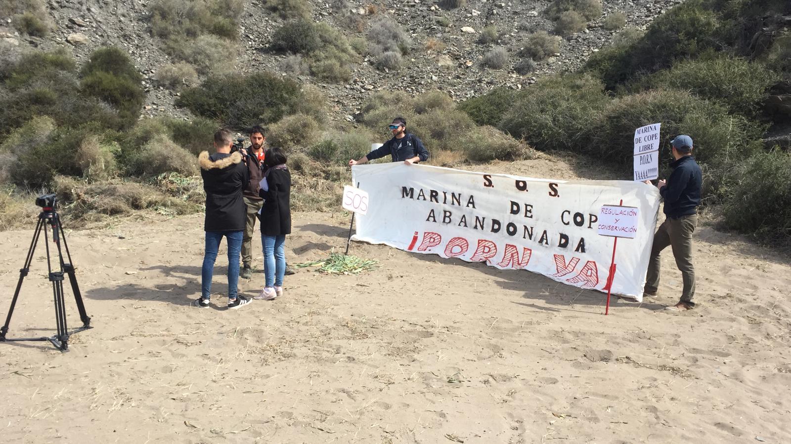 Miembros de Naturactúa y Ecologistas en Acción han desplegado una pancarta en la zona, como acto de protesta y condena a estos hechos. Imagen: Naturactúa