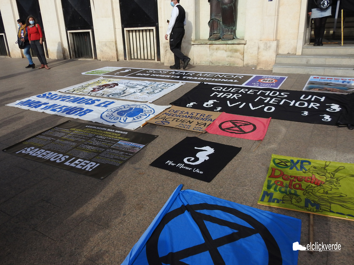 Al final de la concentración, las pancartas se han depositado en el suelo, frente al Palacio de Justicia
