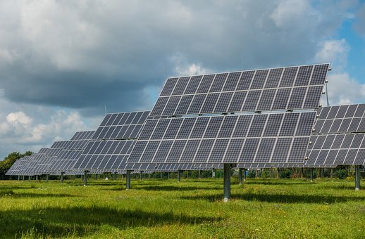 Un huerto fotovoltaico. Imagen: Pixabay