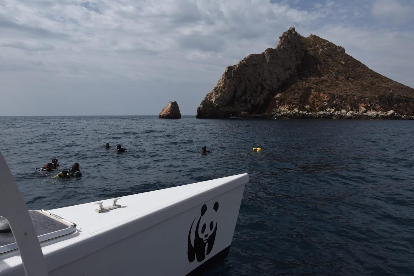 Buceadores voluntarios, equipo científico, y el catamarán solar de WWF. Foto: Aixa Morata Uceda