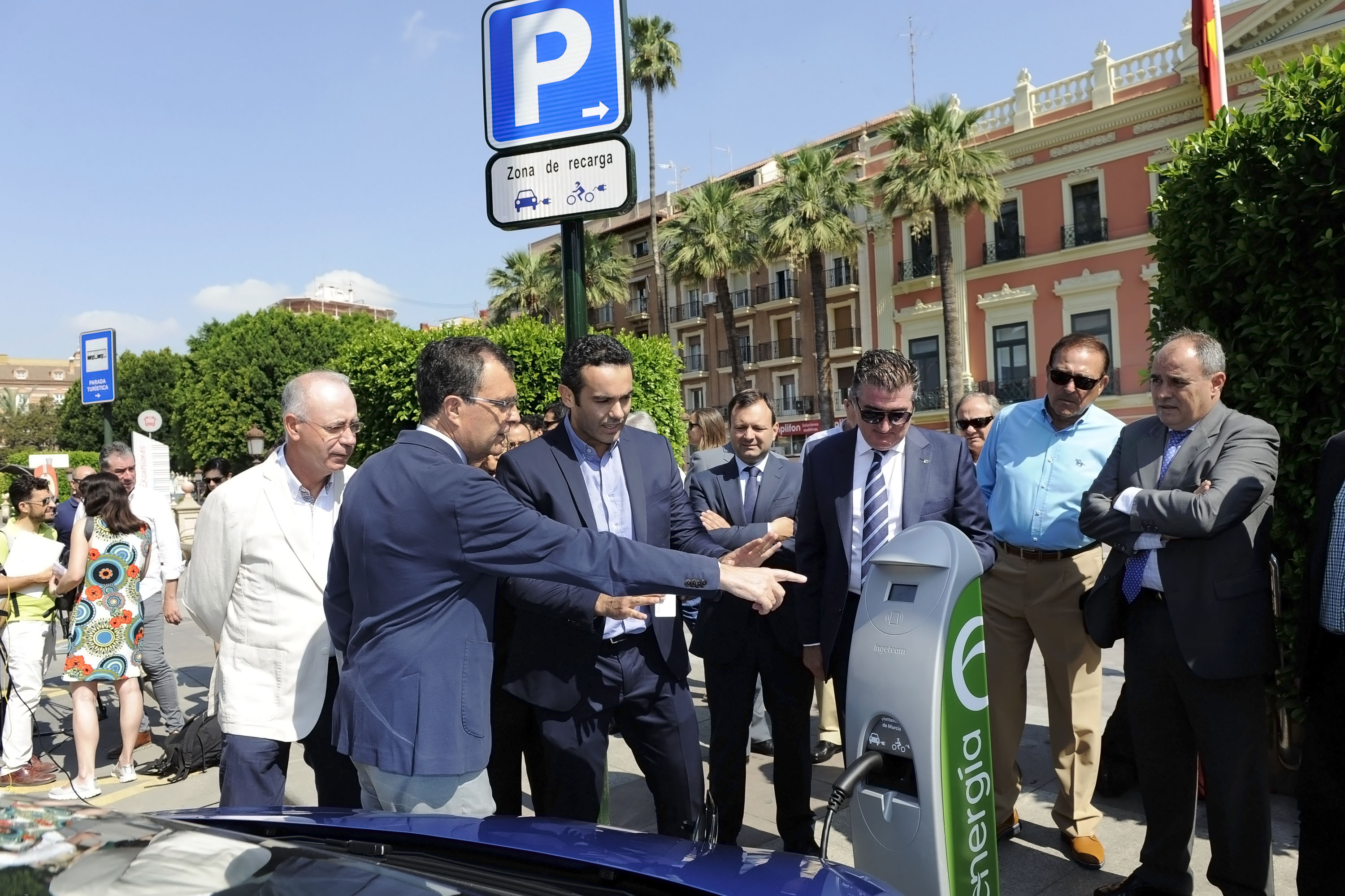 El alcalde, Ballesta, inaugurando esta mañana el nuevo punto de recarga para vehículos eléctricos público y gratuito en la Glorieta de Murcia. Imagen: Ayto. de Murcia