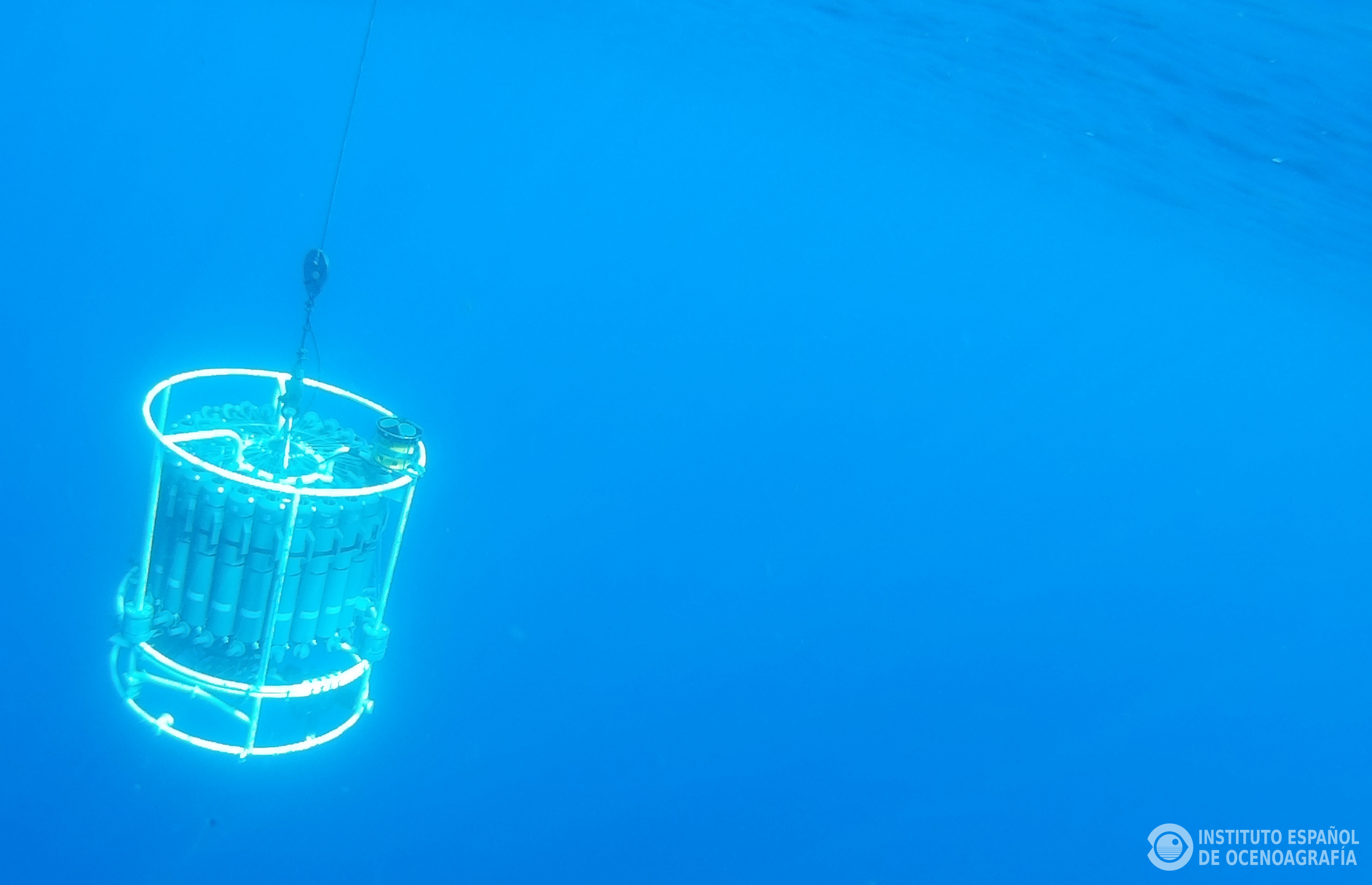 La roseta oceanográfica, trabajando en las profundidades. Imagen: IEO