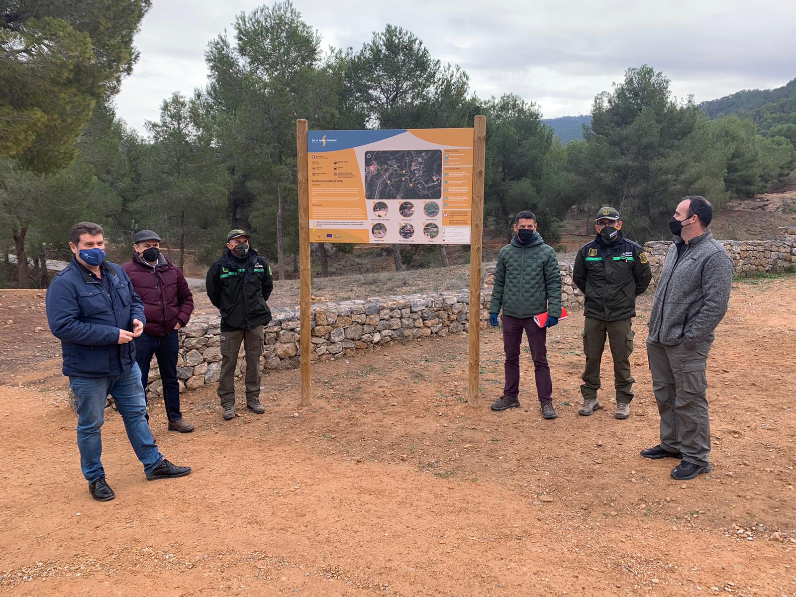 El director general del Medio Natural, durante su visita a las obras llevadas a cabo para acondicionar un sendero adaptado en El Valle. Imagen: CARM