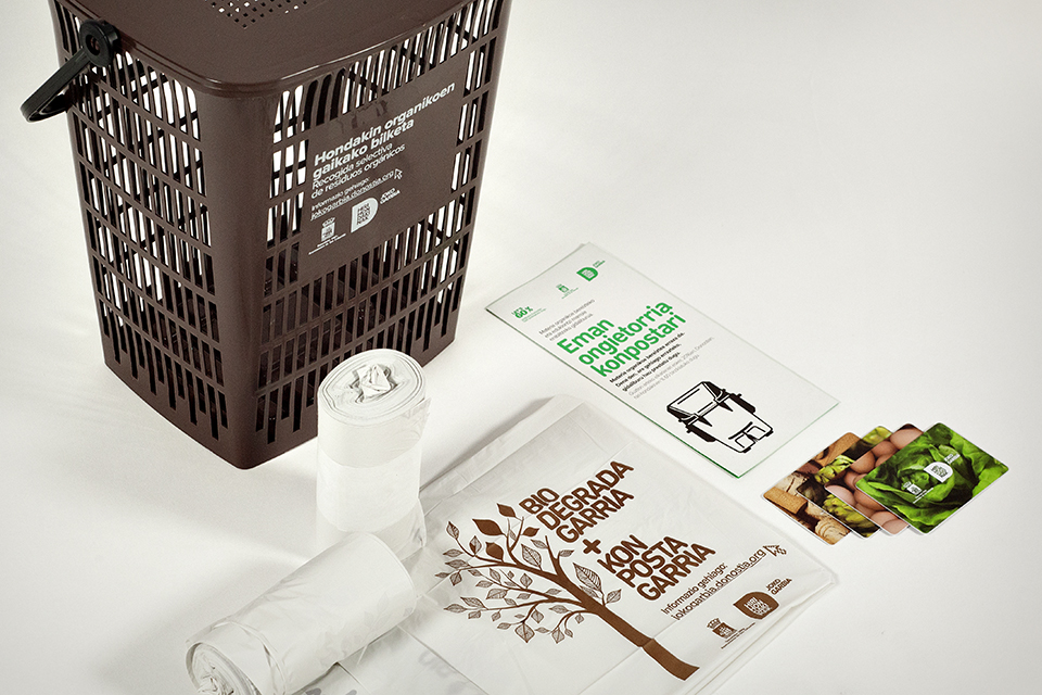 El kit que entregan para compostar: cubo + bolsas compostables + tarjeta para abrir el contenedor + guía de uso. Imagen: Ayto. de San Sebastián.