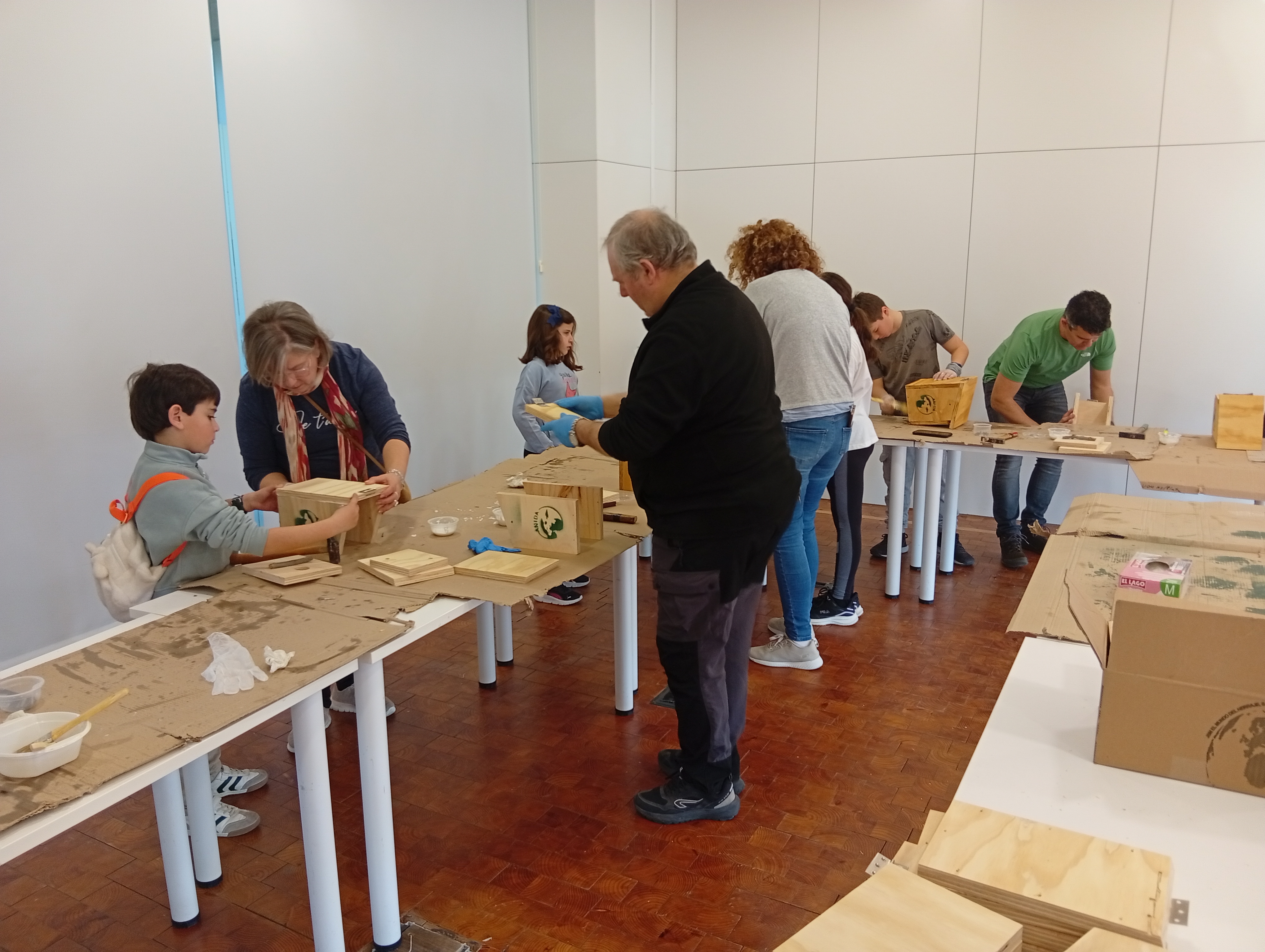 Avanzando en la construcción de las cajas nido. Foto: ANIDA Yecla