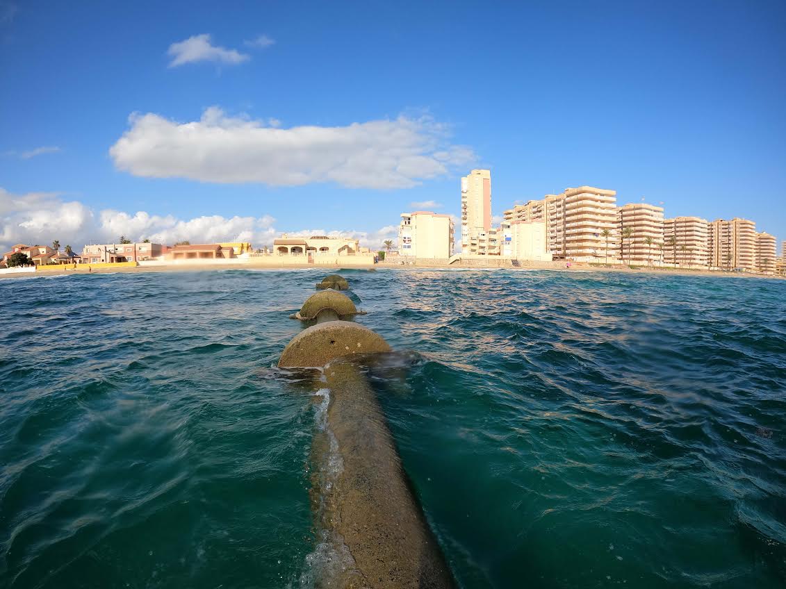 Tramo del emisario que permanece flotando en superficie, muy cerca de la playa. Foto: P. García/ANSE