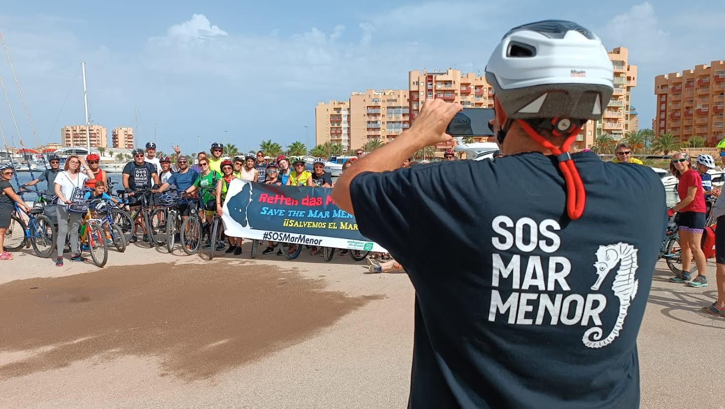 Durante la actividad se exhibió una pancarta en defensa del Mar Menor. Foto: EEA